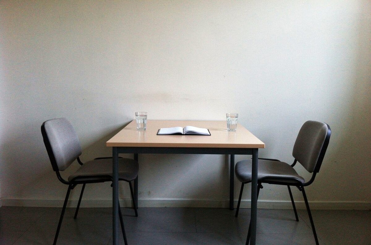 Deux chaises face à face autour d’une table de rendez-vous